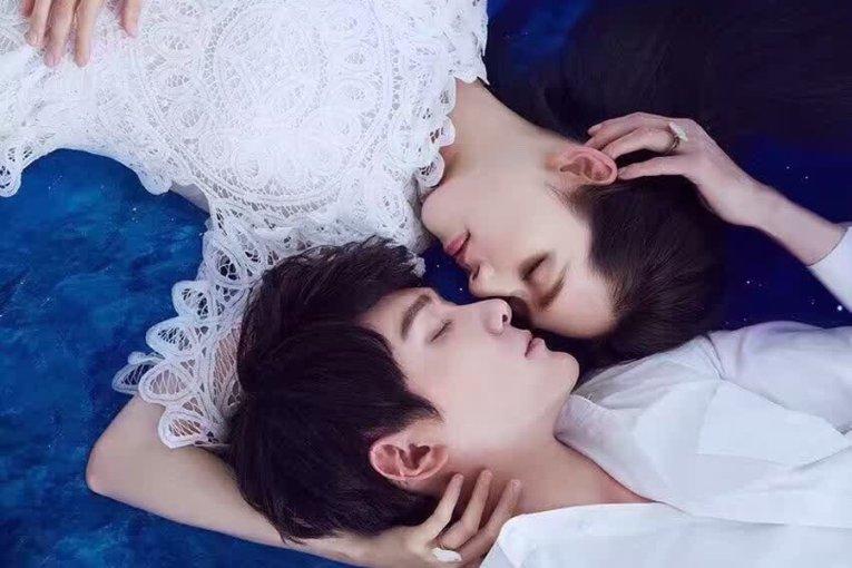 男孩吃鸡腿